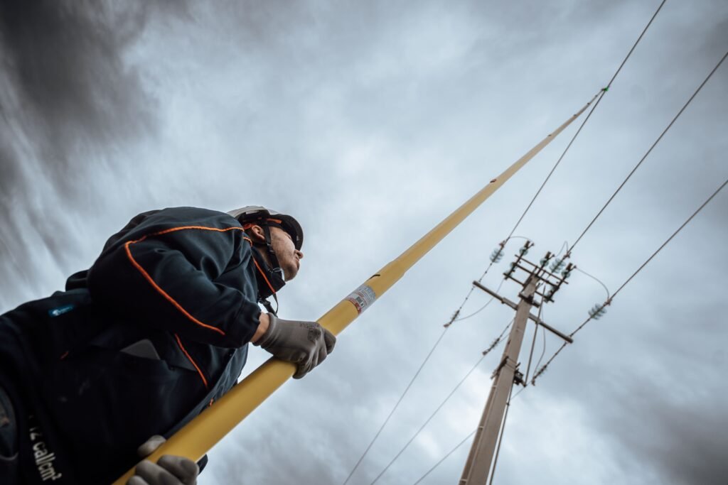 PENTA Electrical Safety Products s’impose comme un acteur clé aux côtés des équipes d’intervention, en apportant des solutions conçues pour sécuriser, fiabiliser et accélérer le rétablissement du réseau sur le terrain. Crédit PENTA Electrical Safety Products