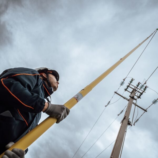 PENTA Electrical Safety Products s’impose comme un acteur clé aux côtés des équipes d’intervention, en apportant des solutions conçues pour sécuriser, fiabiliser et accélérer le rétablissement du réseau sur le terrain. Crédit PENTA Electrical Safety Products