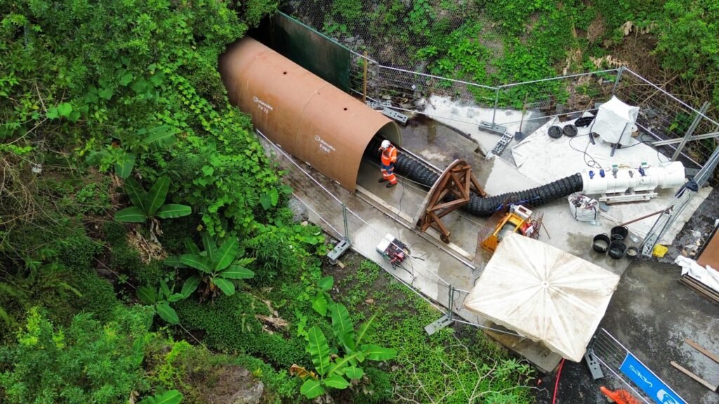 : SADE, filiale de NGE, modernise la galerie drainante de Grand-Galet pour sécuriser le captage d’eau potable à destination d'environ 30 000 habitants.