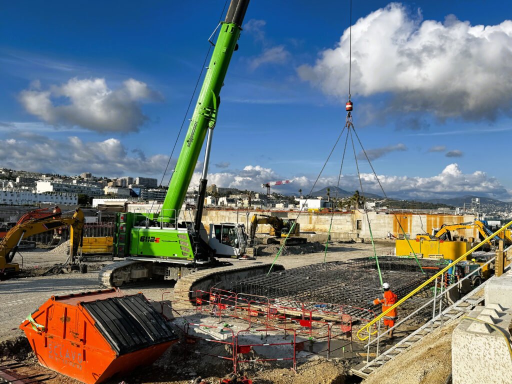 Les chantiers préparatoires à la construction des installations industrielles de la nouvelle station d’épuration Haliotis 2 sont en cours à Nice. La réalisation, côté mer, de barrettes de maintien de la plateforme pour prévenir un glissement du talus en cas de séisme est notamment menée actuellement avec le concours d’une grue télescopique sur chenilles SENNEBOGEN