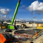 Les chantiers préparatoires à la construction des installations industrielles de la nouvelle station d’épuration Haliotis 2 sont en cours à Nice. La réalisation, côté mer, de barrettes de maintien de la plateforme pour prévenir un glissement du talus en cas de séisme est notamment menée actuellement avec le concours d’une grue télescopique sur chenilles SENNEBOGEN