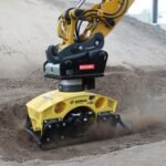 Les nouveaux compacteurs montés BPA 100 et BPA 300 de BOMAG peuvent également être utilisés pour le compactage tracté, c’est-à-dire déplacés sur le sol par traction dans un mouvement continu.