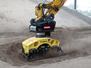 Les nouveaux compacteurs montés BPA 100 et BPA 300 de BOMAG peuvent également être utilisés pour le compactage tracté, c’est-à-dire déplacés sur le sol par traction dans un mouvement continu.