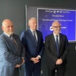 De gauche à droite : Paul McCormack, directeur général et membre fondateur du conseil d'administration de Hydrogen Ireland, Timmy Dooley, ministre d'État irlandais au ministère du Climat, de l'Énergie et de l'Environnement, et Luigi Crema, président de Hydrogen Europe Research. Crédit photo : Hydrogen Europe Research.