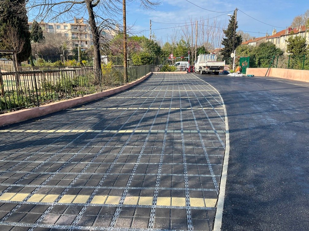 Un parking perméable qui épouse les courbes du site à Marseille