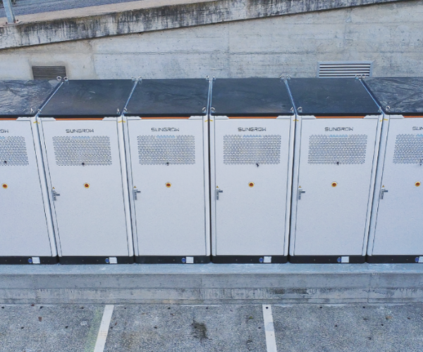 Symphonics et Sungrow franchissent le cap des 100 projets de batteries Powerstack standalone signés en 2026